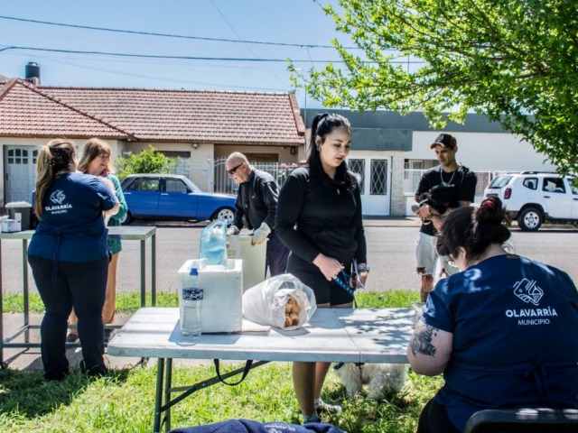 Puesto de vacunaci�n antirr�bica en la plaza Belgrano